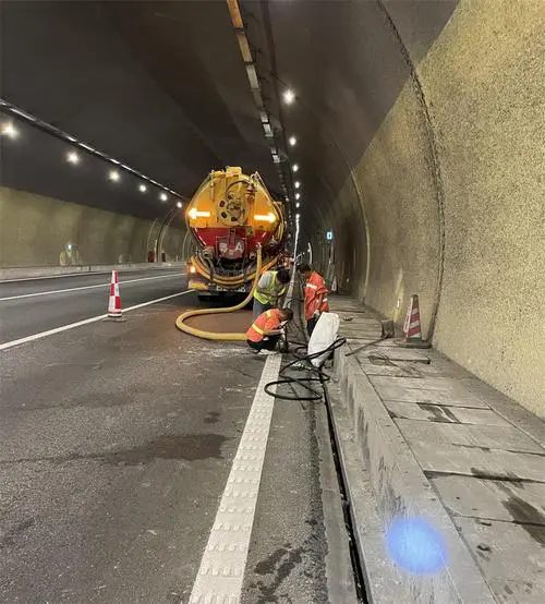 铜官隧道排水渠清淤